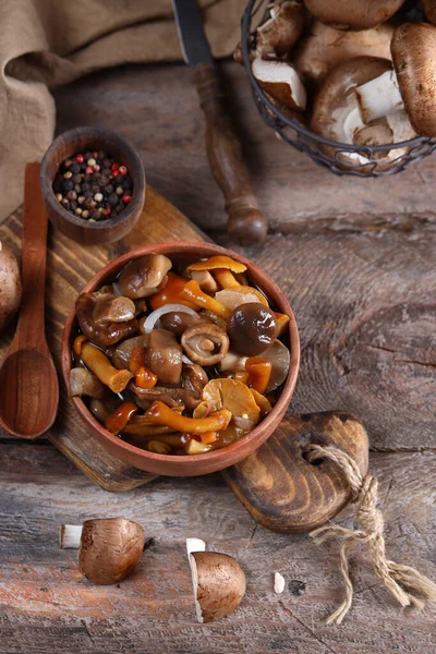 turşulu organik doğal mantarlar sağlıklı yiyecekler