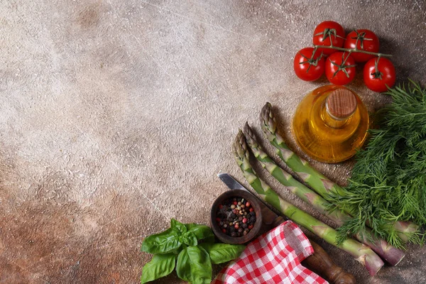 organik rustik sebze hasadı - kuşkonmaz, domates, yeşillik