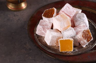 Doğu tatlıları Türk lezzetini tabakta