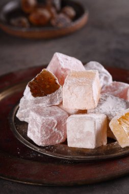 Doğu tatlıları Türk lezzetini tabakta