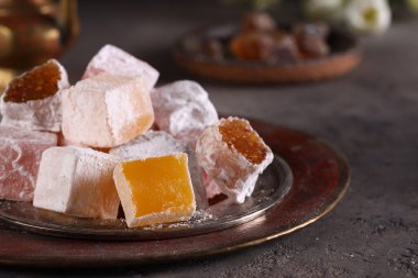 Doğu tatlıları Türk lezzetini tabakta