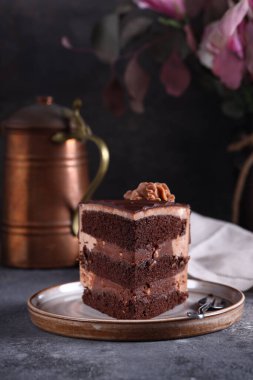 Tatlı olarak süper çikolatalı pasta dilimi.