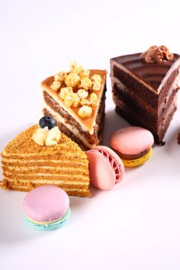 Beyaz arkaplanda çeşitli pasta çeşitleri