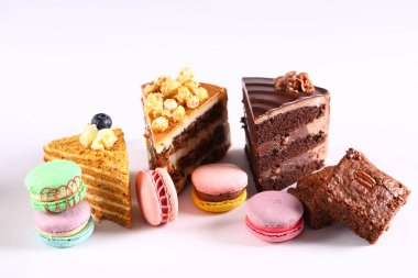 Beyaz arkaplanda çeşitli pasta çeşitleri