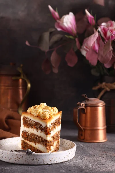 Tranche Gâteau Carotte Pour Dessert Sur Une Assiette — Photo