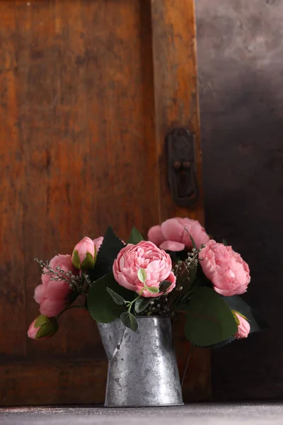 Boeket Bloemen Een Ijzeren Blik — Stockfoto