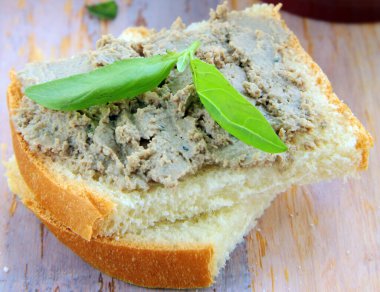 Karaciğer ezmesi ekmeğin üzerinde aperatif yiyecek.