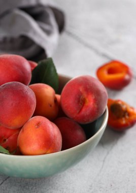 Taze doğal şeftali yemeği.