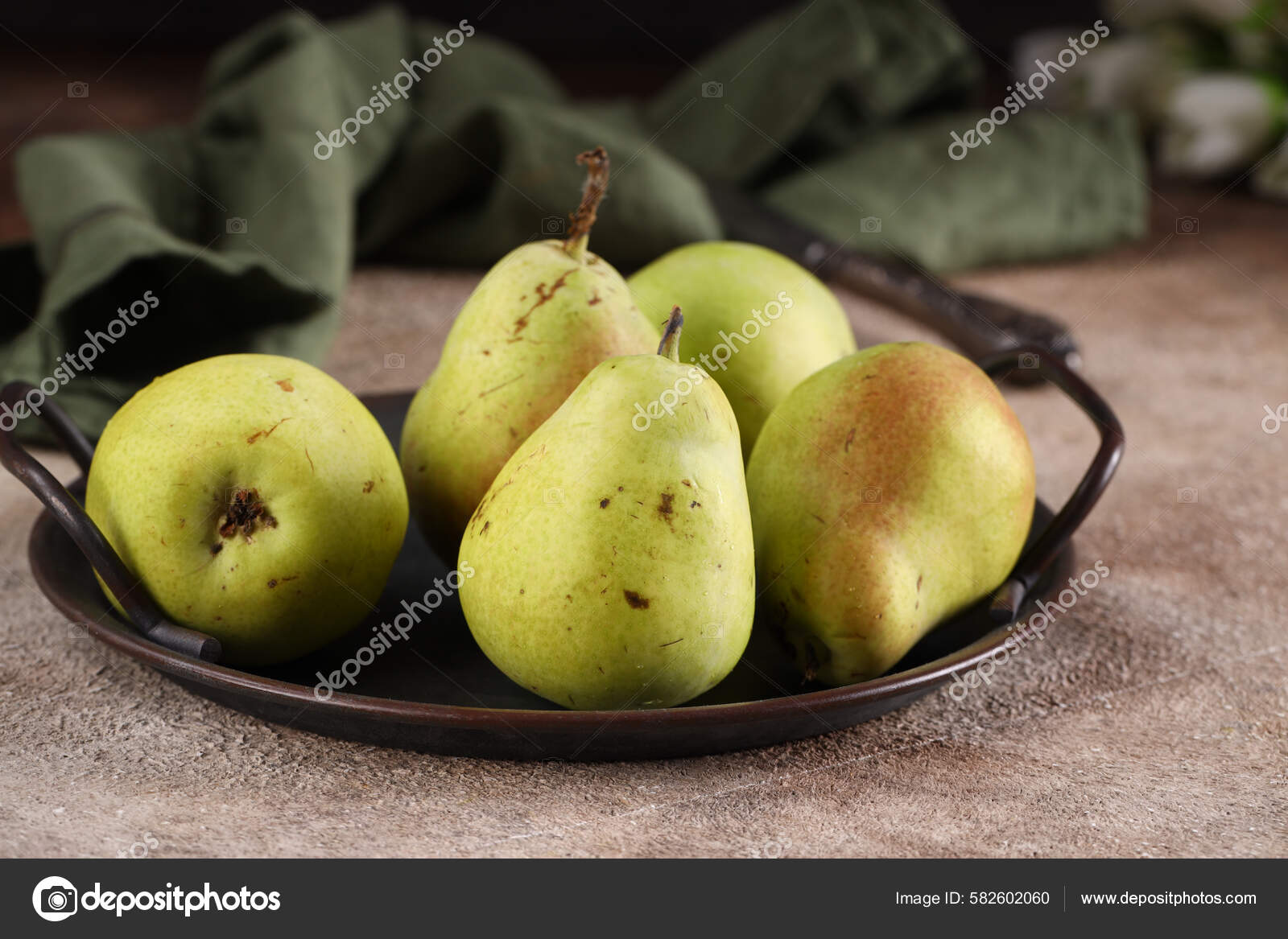 https://st.depositphotos.com/1026029/58260/i/1600/depositphotos_582602060-stock-photo-organic-fresh-pears-table.jpg