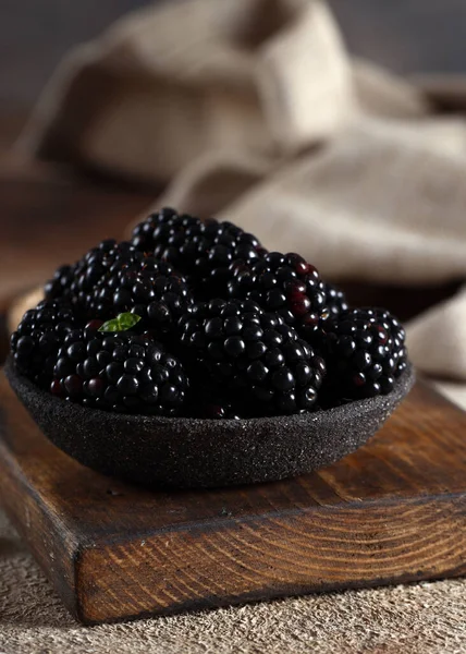 桌上放着新鲜的黑莓 — 图库照片