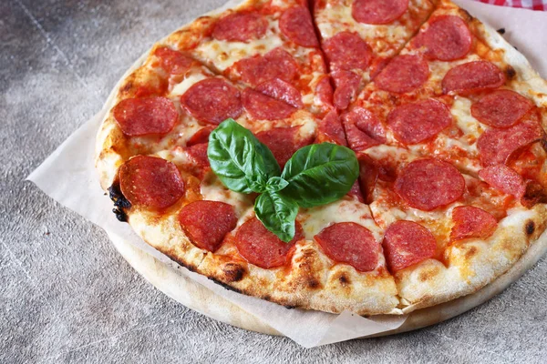 Pizza Fresca Salame Piccante Naturale Tavola — Foto Stock