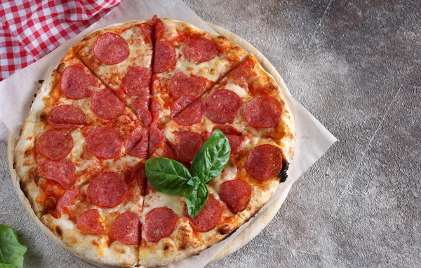 Pizza Fresca Salame Piccante Naturale Tavola — Foto Stock
