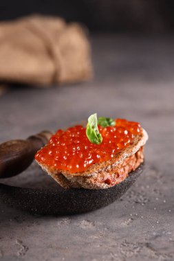 Lezzetli yemekler, kırmızı havyar aperatifleri.