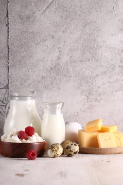 Süt ürünleri sade bir şekilde masada.