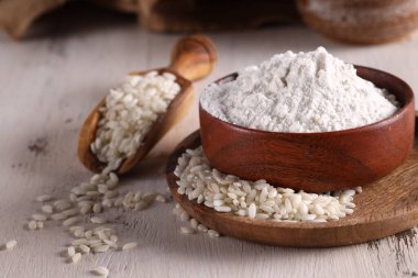 Gluten ücretsiz pirinç unu bir ahşap kase