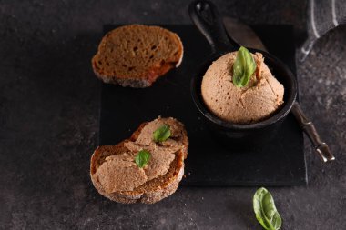 Doğal tavuk ezmesi ve çavdar ekmeği.