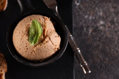 Doğal tavuk ezmesi ve çavdar ekmeği.