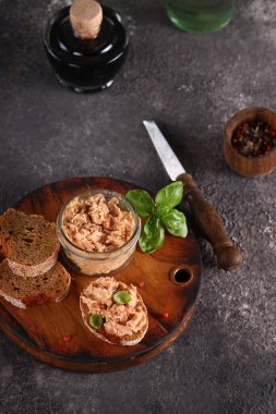 Hindi eti ve çavdar ekmeği.