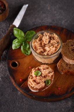 Hindi eti ve çavdar ekmeği.