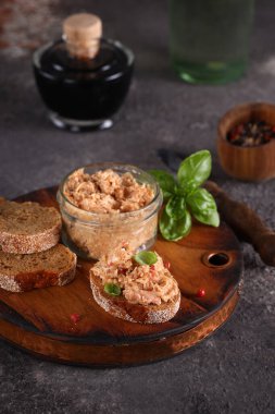 Hindi eti ve çavdar ekmeği.