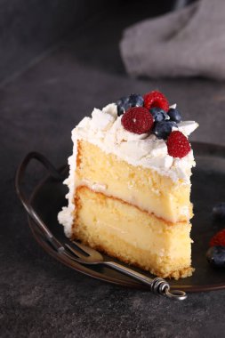 Taze böğürtlenli tatlı pastası.