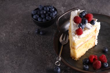 Taze böğürtlenli tatlı pastası.