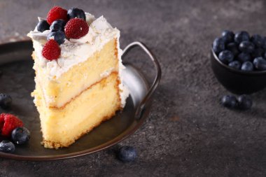 Taze böğürtlenli tatlı pastası.