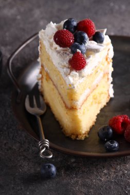 Taze böğürtlenli tatlı pastası.