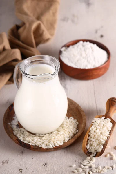 Ρύζι Βιολογικό Γάλα Χωρίς Λακτόζη Στο Τραπέζι — Φωτογραφία Αρχείου