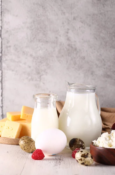 Süt Ürünleri Sade Bir Şekilde Masada — Stok fotoğraf