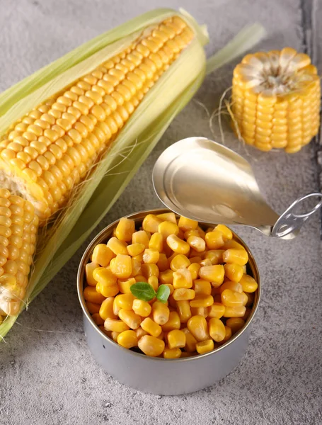 Organic Food Canned Corn Table — Stock Photo, Image