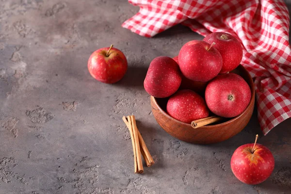 Manzanas Rojas Maduras Alimentos Saludables Mesa —  Fotos de Stock