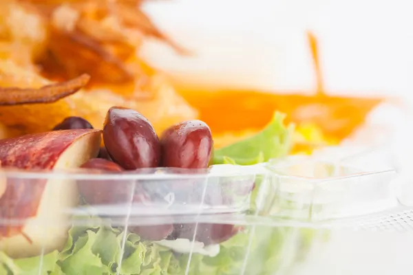 Emballage de boîte à salade sur fond de papier blanc — Photo