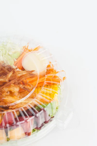 Salata kutu ambalaj üzerinde beyaz kağıt arka plan — Stok fotoğraf