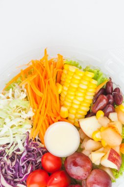 salata kutu ambalaj üzerinde beyaz kağıt arka plan