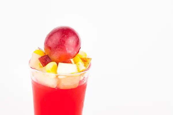 Gelée de fraises avec salade de fruits sur fond de papier blanc — Photo