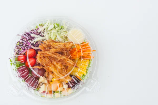 salata kutu ambalaj üzerinde beyaz kağıt arka plan