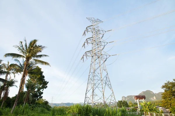 Tour de télécommunications dans une journée de ciel bleu clair.Thaïlande — Photo