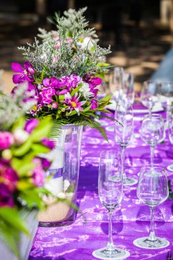 Tayland sahilinde bir düğün masası.