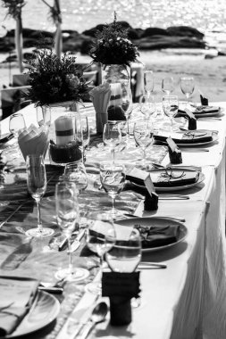 Sahilde düğün masası kurulmuş. (Siyah ve beyaz)