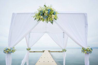 Tayland güneyinde sahilde düğün kemer.