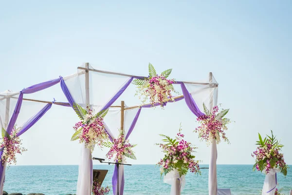 タイのビーチでの結婚式の花のセッティング — ストック写真