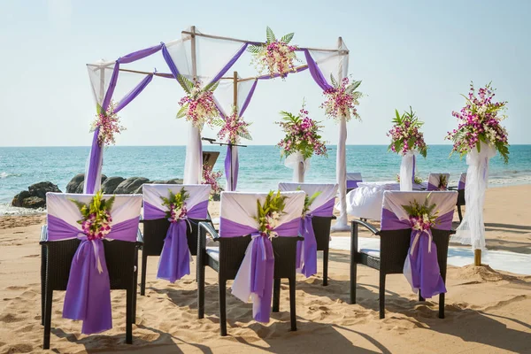 タイのビーチでの結婚式の花のセッティング — ストック写真