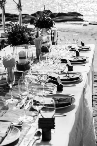 Installation Table Mariage Sur Plage Noir Blanc — Photo