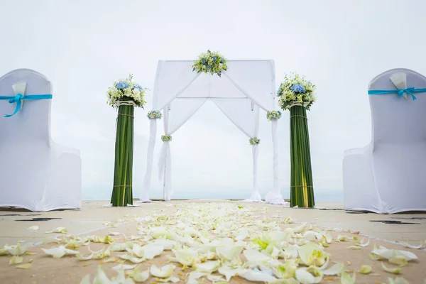 タイ南部のビーチで結婚式のアーチ — ストック写真
