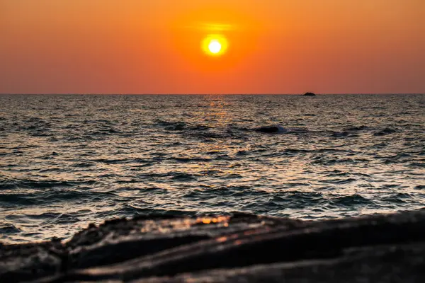 Krásná Planoucí Krajina Západu Slunce Pláži Mořském Oranžovém Nebi Thajsko — Stock fotografie