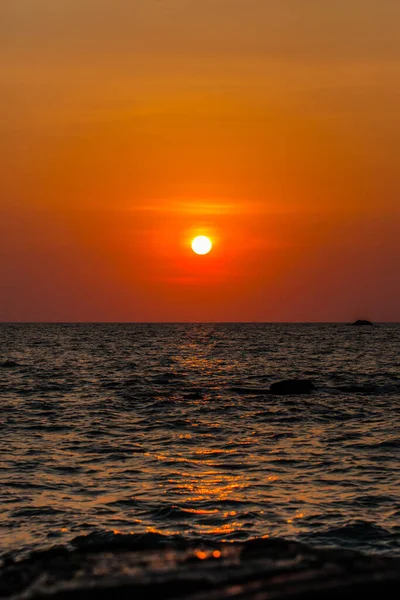 Hermoso Paisaje Puesta Sol Ardiente Playa Mar Cielo Naranja Kho — Foto de Stock