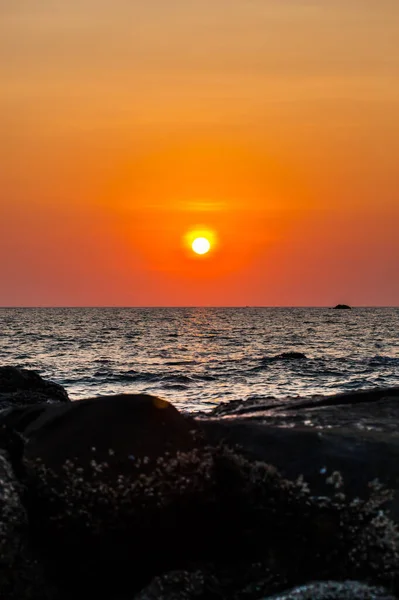 Hermoso Paisaje Puesta Sol Ardiente Playa Mar Cielo Naranja Tailandia — Foto de Stock