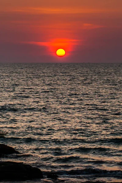 Piękny Płonący Zachód Słońca Plaży Morzu Pomarańczowym Niebie Tajlandia — Zdjęcie stockowe