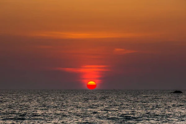 Hermoso Paisaje Puesta Sol Ardiente Playa Mar Cielo Naranja Tailandia — Foto de Stock